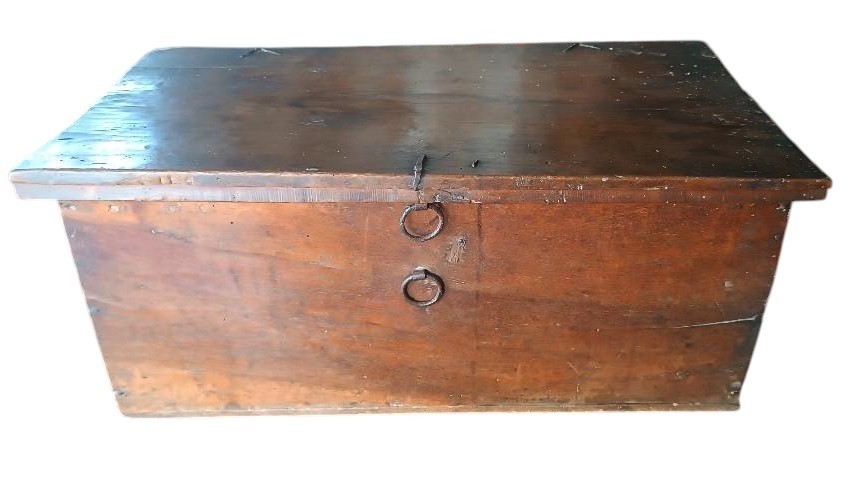 Coffre toscan ancien en noyer du XVIIe siècle