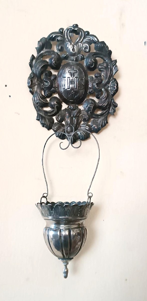 Artisanat italien du XIXe siècle. Bénitier en argent avec bassin amovible.
