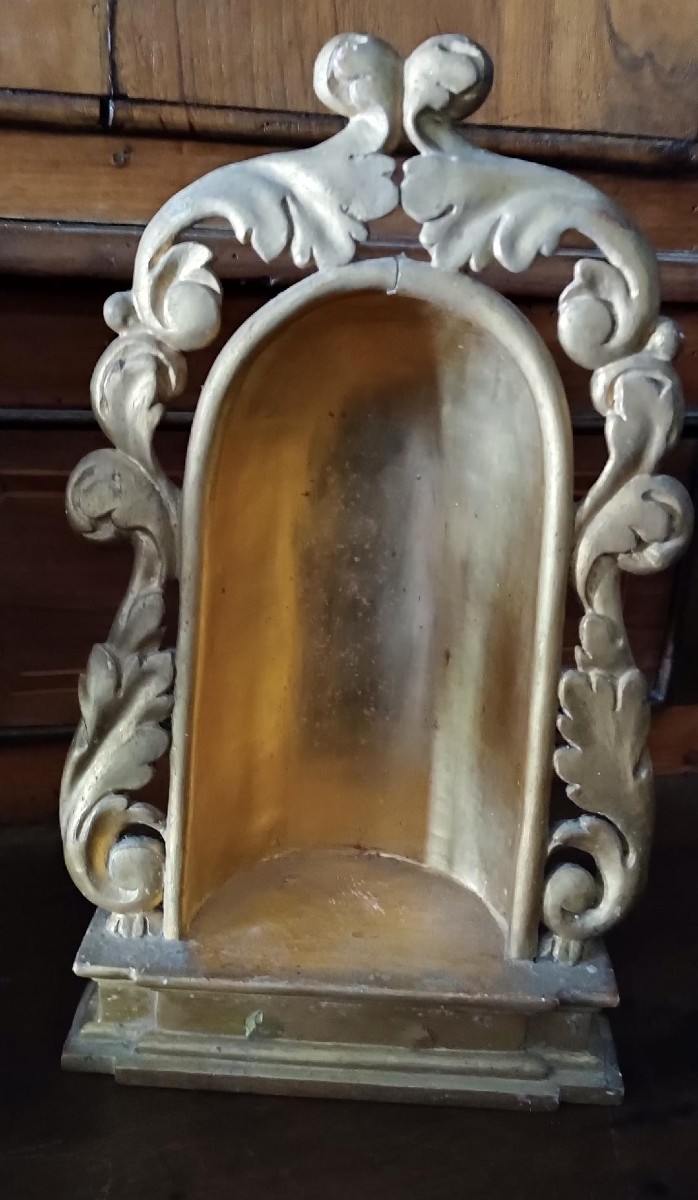 Ancien petit autel orné d'une sculpture de la Vierge en bois doré – époque baroque-photo-1