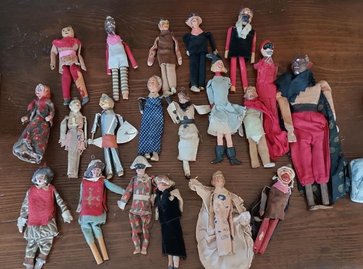 Lot de 20 marionnettes en terre cuite, XIXe siècle, Italie