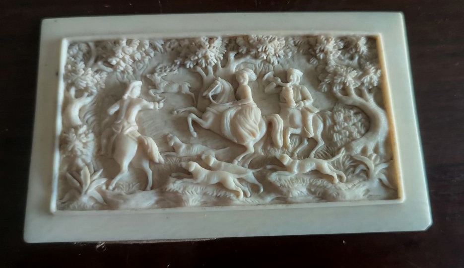 Plaque en ivoire antique, finement sculptée, scène de chasse