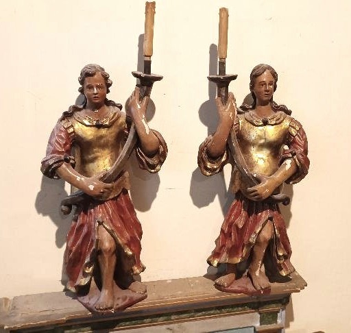 Paire antique d'anges en bois polychrome tenant des bougies, datant du XVIIe siècle-photo-2