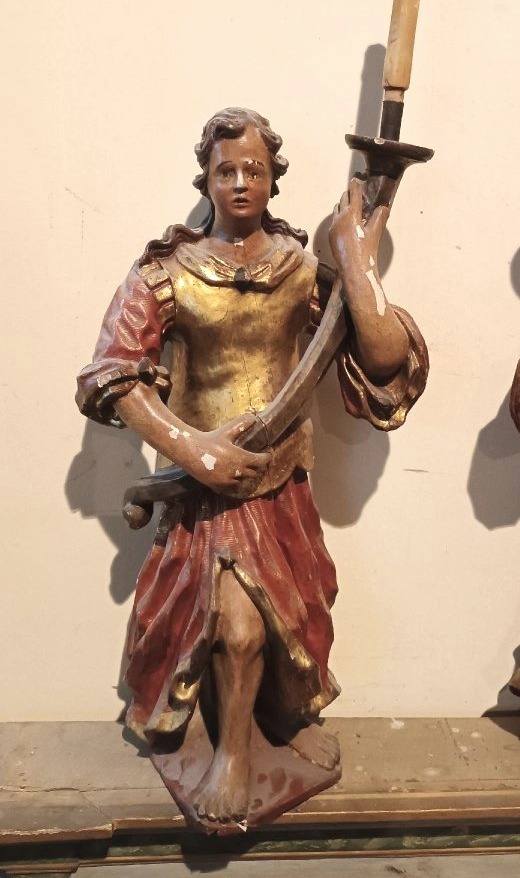 Paire antique d'anges en bois polychrome tenant des bougies, datant du XVIIe siècle-photo-3