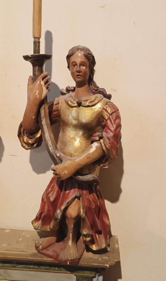 Paire antique d'anges en bois polychrome tenant des bougies, datant du XVIIe siècle-photo-4