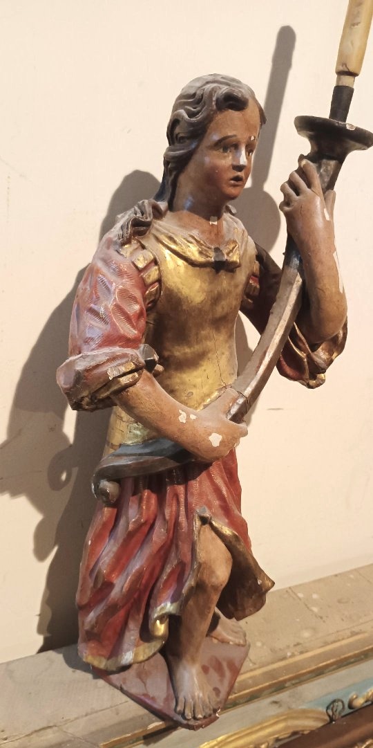 Paire antique d'anges en bois polychrome tenant des bougies, datant du XVIIe siècle-photo-1