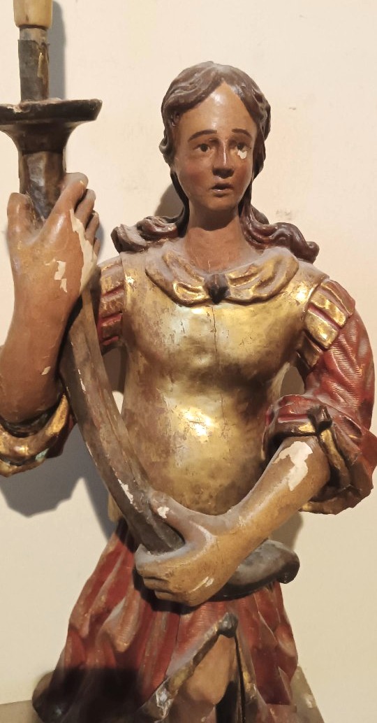 Paire antique d'anges en bois polychrome tenant des bougies, datant du XVIIe siècle-photo-3