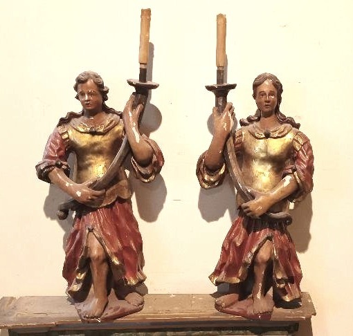 Paire antique d'anges en bois polychrome tenant des bougies, datant du XVIIe siècle
