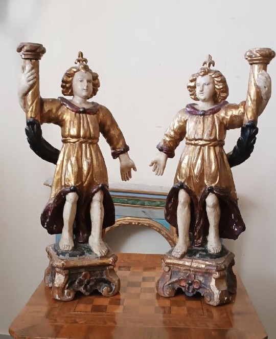 Paire d'anges anciens tenant des bougies, en bois sculpté, laqué et doré-photo-2