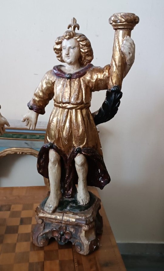 Paire d'anges anciens tenant des bougies, en bois sculpté, laqué et doré-photo-3