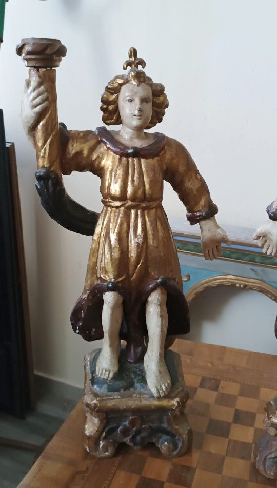 Paire d'anges anciens tenant des bougies, en bois sculpté, laqué et doré-photo-4