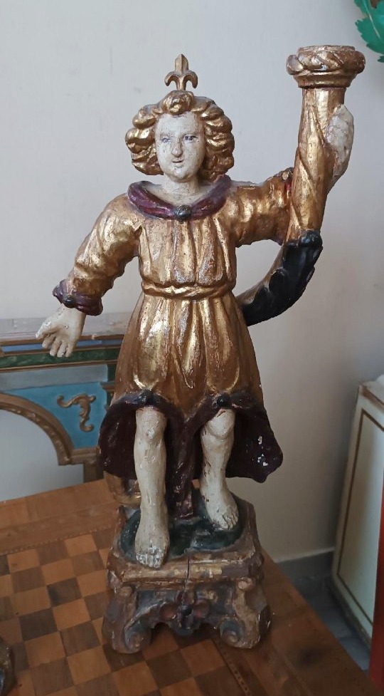 Paire d'anges anciens tenant des bougies, en bois sculpté, laqué et doré-photo-1