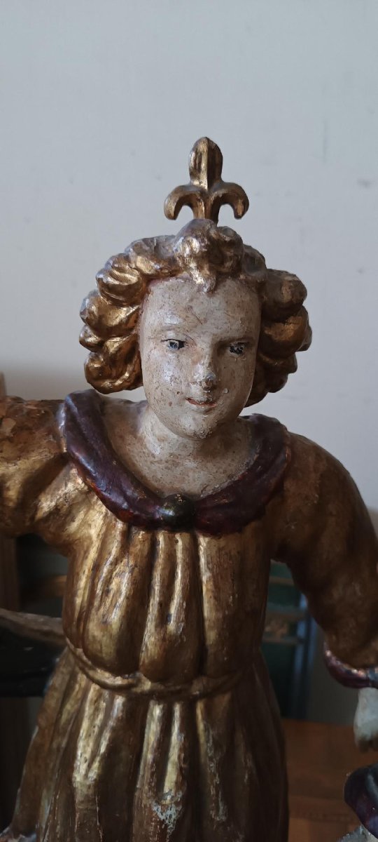 Paire d'anges anciens tenant des bougies, en bois sculpté, laqué et doré-photo-2
