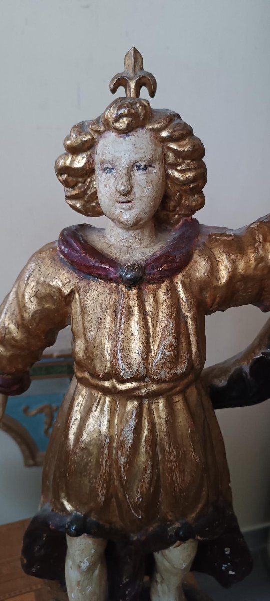 Paire d'anges anciens tenant des bougies, en bois sculpté, laqué et doré-photo-4