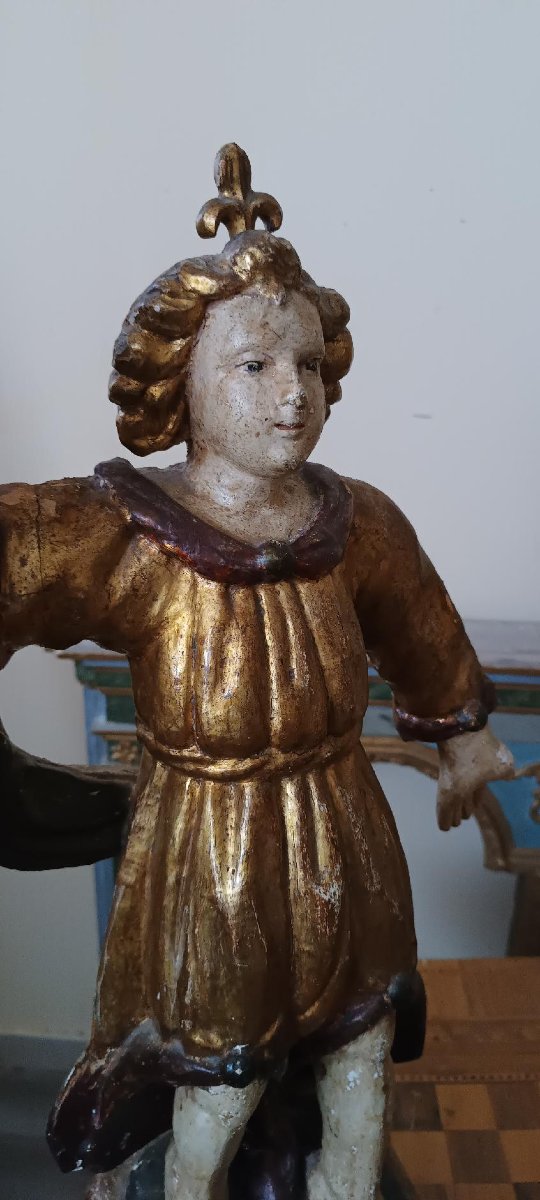 Paire d'anges anciens tenant des bougies, en bois sculpté, laqué et doré-photo-5