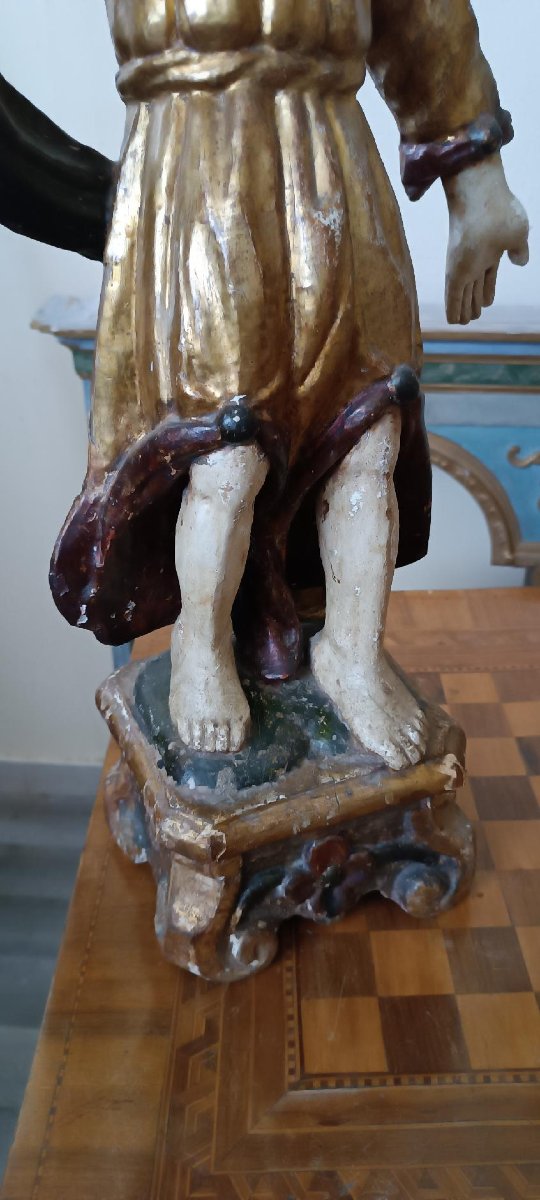 Paire d'anges anciens tenant des bougies, en bois sculpté, laqué et doré-photo-6