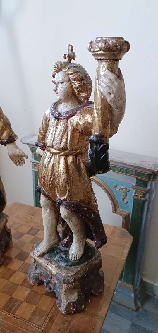 Paire d'anges anciens tenant des bougies, en bois sculpté, laqué et doré-photo-7