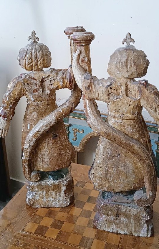 Paire d'anges anciens tenant des bougies, en bois sculpté, laqué et doré-photo-8