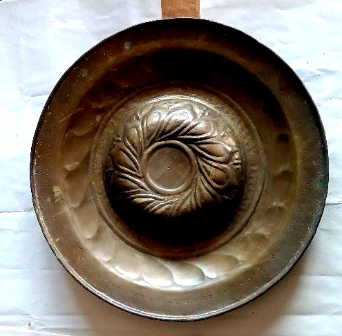 Plat à aumônes antique en laiton , XVIIIe siècle