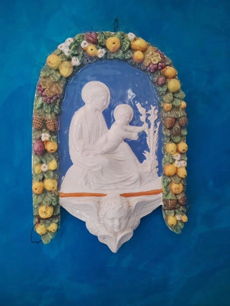 Sanctuaire en faïence émaillée de style Robbiano, début du XXe siècle, représentant la Vierge à