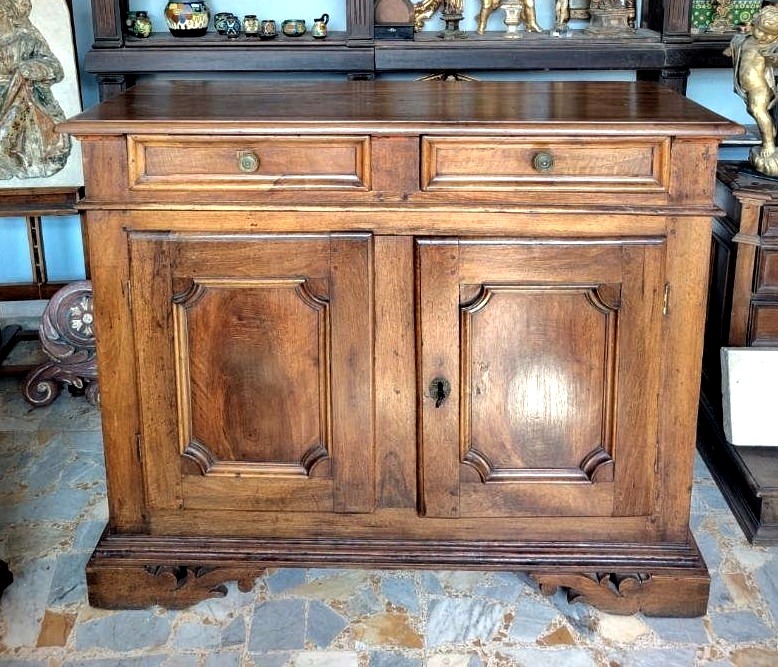 Buffet à deux portes en noyer du Piémont, XVIIIe siècle