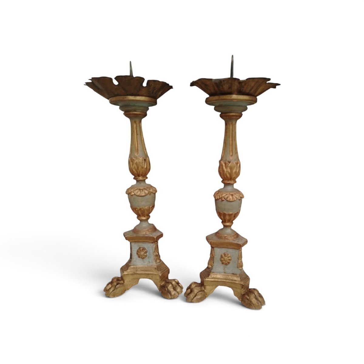 Paire de chandeliers anciens en bois sculpté à décor de feuilles d'acanthe