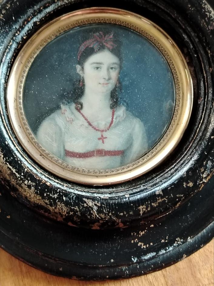 Miniature peinte représentant une jeune fille en buste, début du XIXe siècle.-photo-3