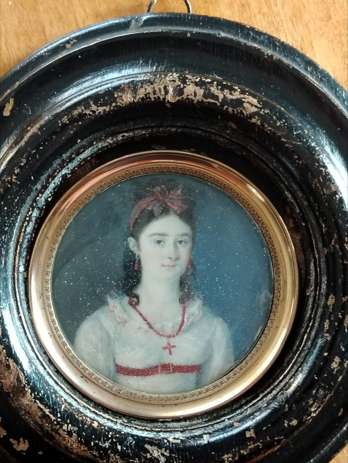Miniature peinte représentant une jeune fille en buste, début du XIXe siècle.-photo-1