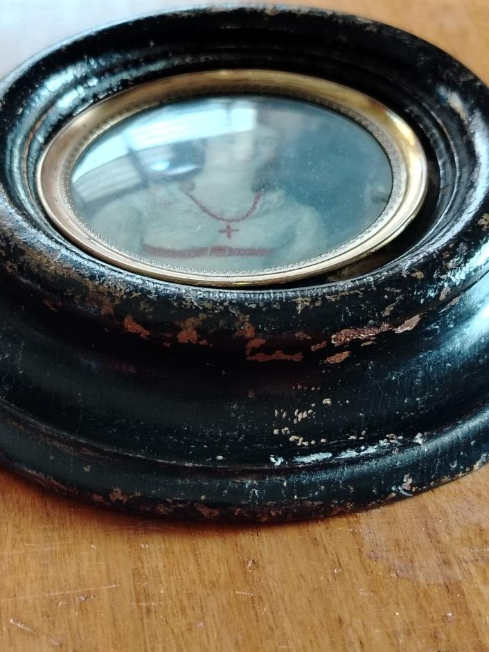 Miniature peinte représentant une jeune fille en buste, début du XIXe siècle.-photo-2