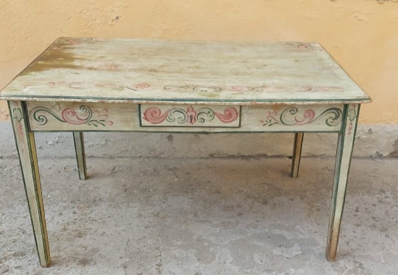 Table-bureau  an bois laqué is laqué et peint, XVIII siècle. Toscan-photo-4