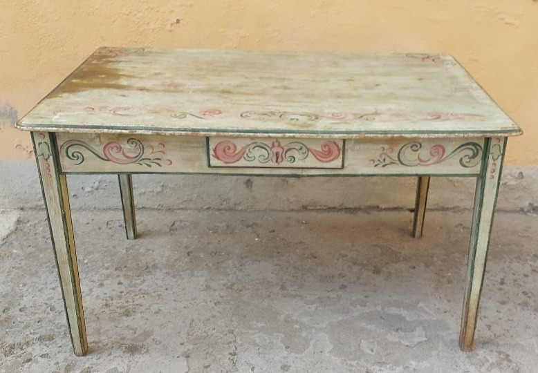 Table-bureau  an bois laqué is laqué et peint, XVIII siècle. Toscan