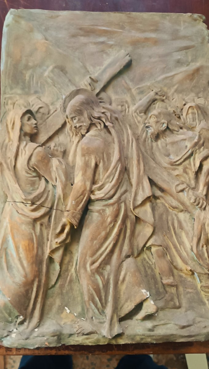 plaque en terre cuite ancienne, petit édicule, bas-relief du Christ portant la croix, -photo-2
