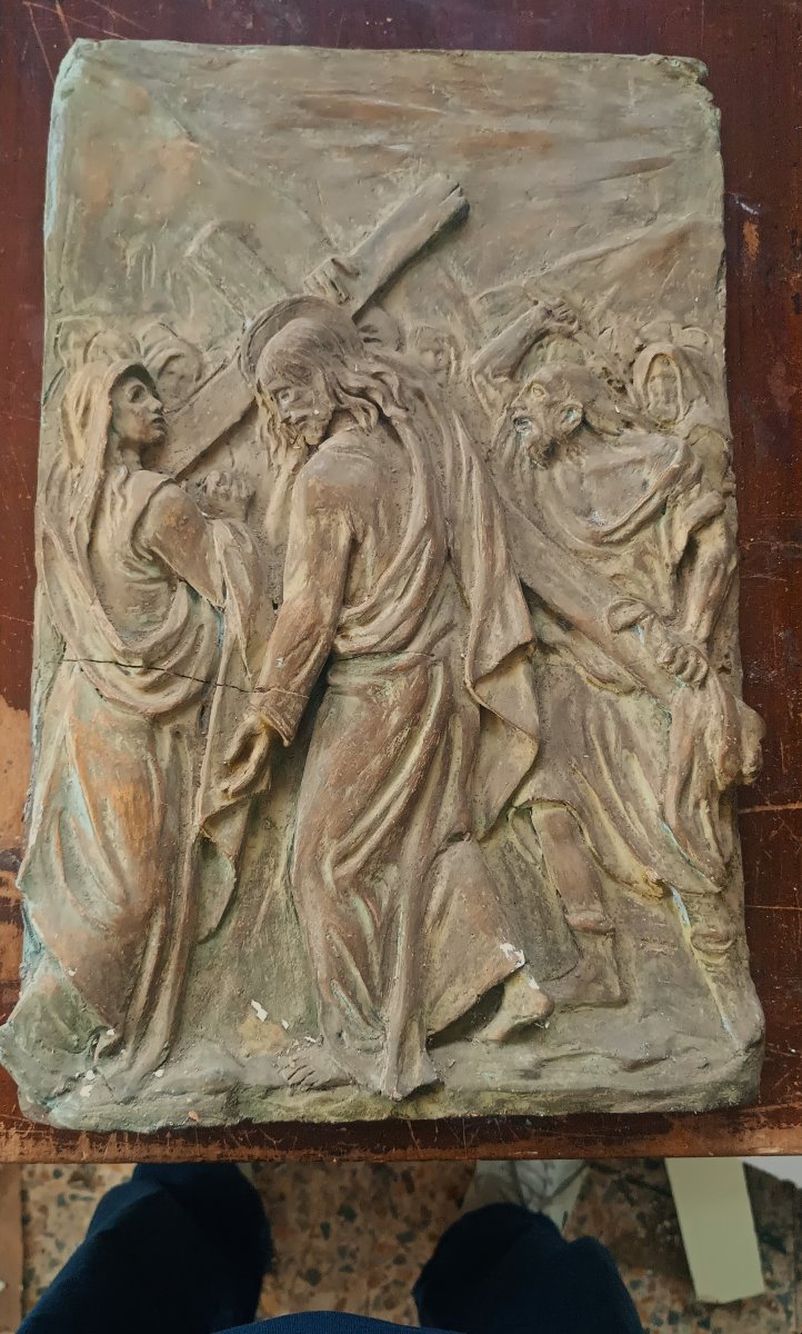 plaque en terre cuite ancienne, petit édicule, bas-relief du Christ portant la croix, 