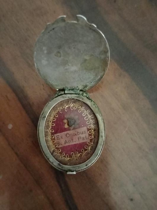 Ancien reliquaire en argent avec une relique de saint Antoine de Padoue
