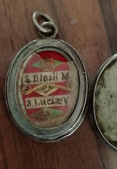 Ancien reliquaire en argent avec relique de saint Blaise et sainte Lucie-photo-2