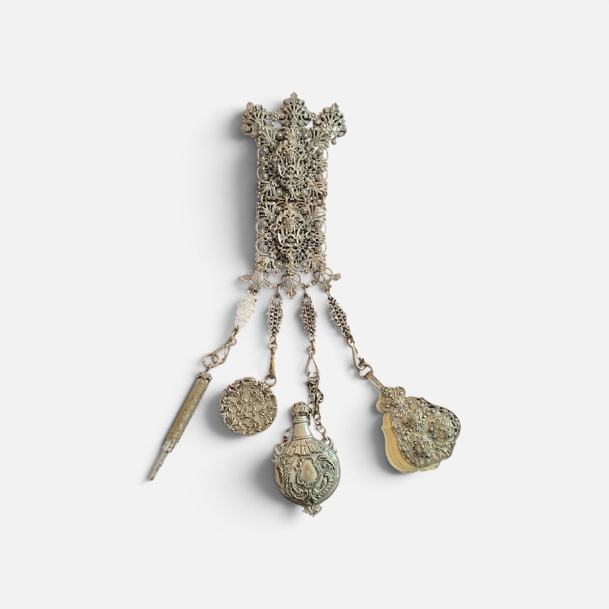 Chatelaine  victorienne en métal argenté