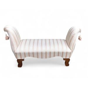 banquette de chevet  en bois travaillé et façonné rembourrée 
