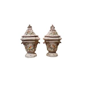 Paire de vases en faïence décorée, XVIIIe siècle, France