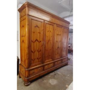 Grande armoire toscane en mélèze du XIXe siècle avec 4 portes et 4 tiroirs. Excellent état. 290
