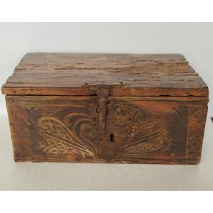 Coffret à fruits ancien en bois, orné de motifs stylisés. XVII siècle Italie