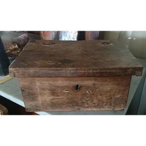 Coffre, boîte ou coffre en bois ancien du XVIIe siècle