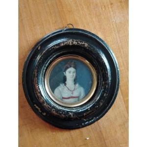 Miniature peinte représentant une jeune fille en buste, début du XIXe siècle.