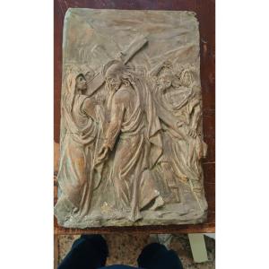 plaque en terre cuite ancienne, petit édicule, bas-relief du Christ portant la croix,