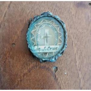 ancien reliquaire avec relique, croix dans une vitrine en argent