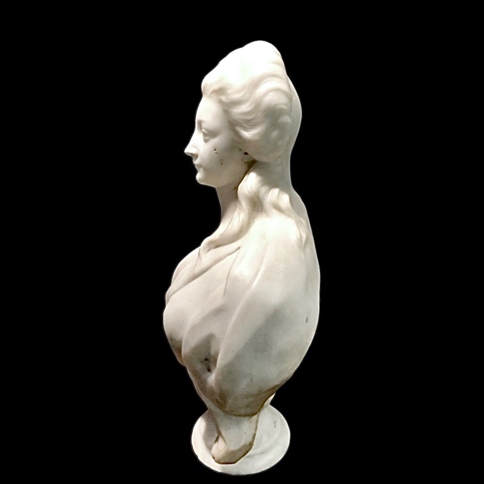 Sculpture En Marbre Représentant Le Buste d'Une Noble. France. -photo-3