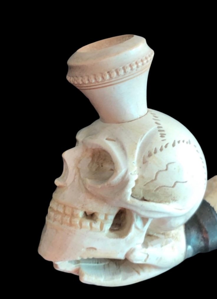 Meerschaum Pipe Depicting A Hand Holding A Skull -photo-2