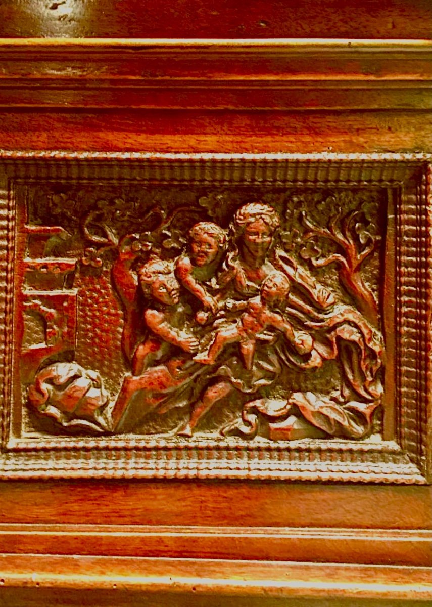 Cabinet En Bois De Noyer Avec Bas-reliefs Sculptés -photo-1