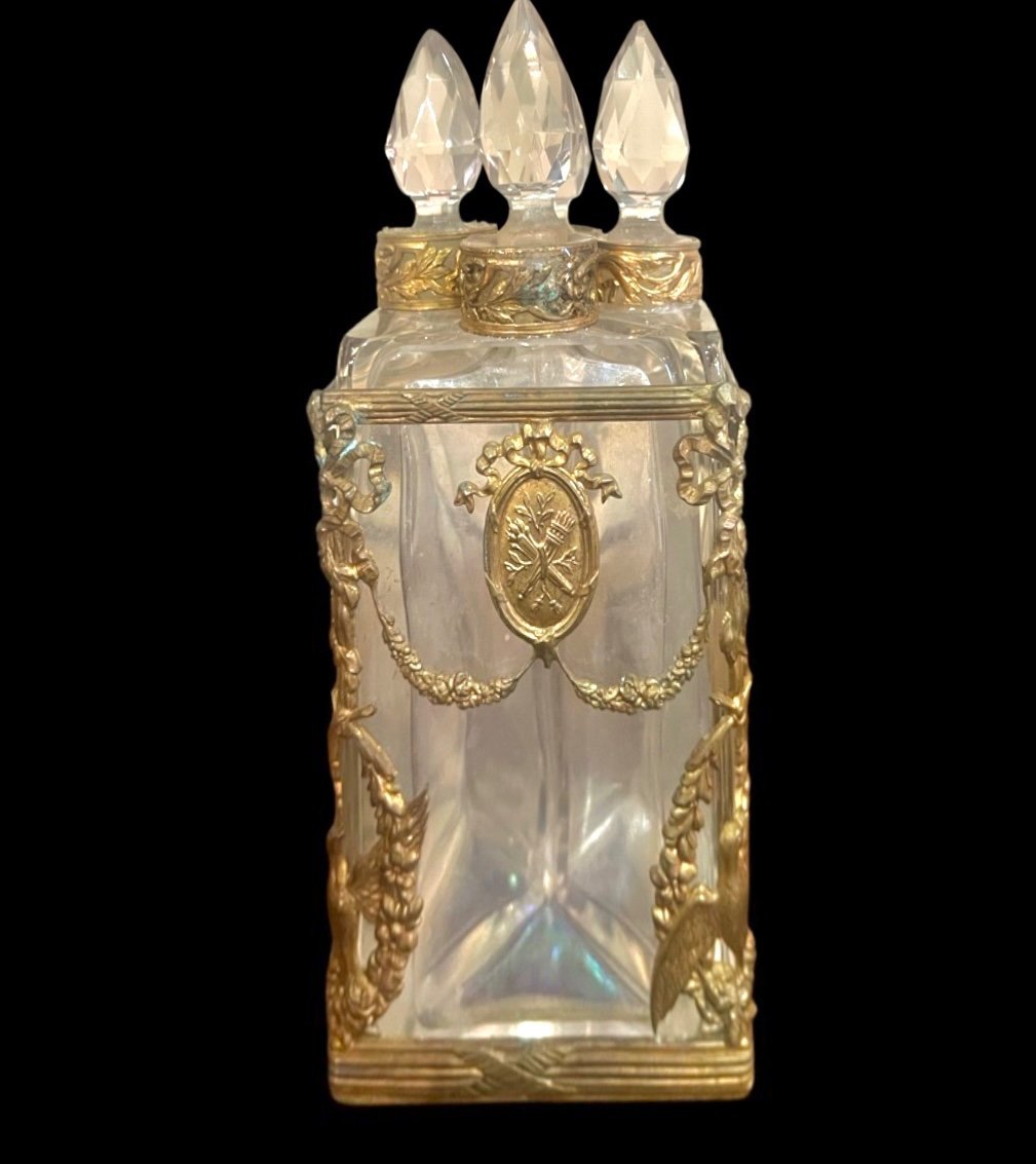 Porte-parfum En Laiton Et Cristal à Quatre Flacons De Section Triangulaire. 