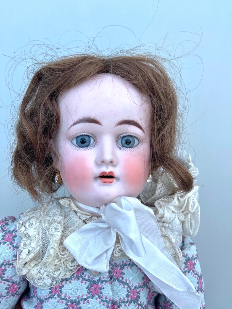Doll With Bisque Head And Papier-mâché Body. Finely Embroidered Dress. Signature Dep, Horseshoe (heuback). 1900. Germany. -photo-3