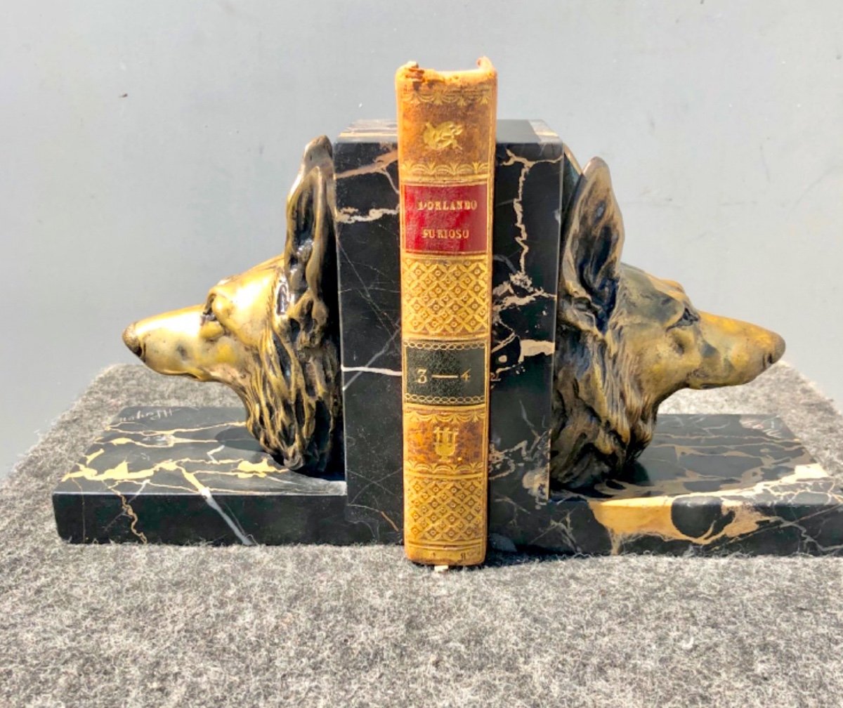 Paire De Serre-livres En Bronze Et Marbre Représentant Des Têtes De Chiens.