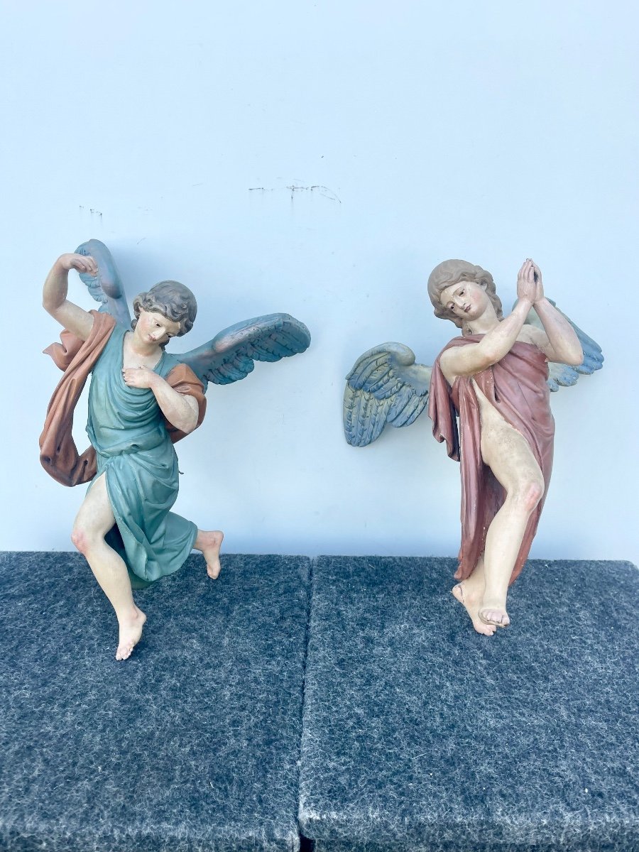 Paire d'Anges Pleine Figure Polychrome En Bois Sculpté Et Peint. Yeux En Verre. Ligurie. 